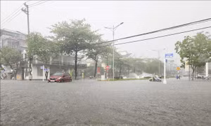 Mưa lớn gây ngập úng trên các tuyến phố ở Điện Biên