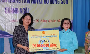 Phó Chủ tịch nước thăm, tặng quà Trung tâm Nuôi dạy trẻ khuyết tật tại Quảng Ngãi