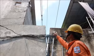Vi phạm hành lang lưới điện: Nhiều nhà chỉ cần mở cửa ban công là nắm tay được vào dây dẫn điện