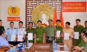 Khen thưởng Ban chuyên án bắt giữ số lượng lớn ma túy xuyên quốc gia