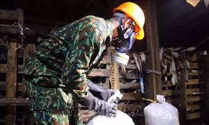 Vận chuyển 54,3 tấn phế thải tại Công ty Rạng Đông đi xử lý