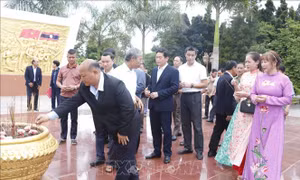 Cộng đồng người Việt tại Lào dâng hương tưởng nhớ các anh hùng liệt sỹ
