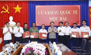 Chủ tịch Quốc hội Vương Đình Huệ thăm, làm việc tại Cửa khẩu Quốc tế Mộc Bài