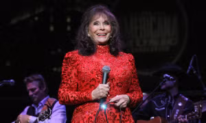 Nữ ca sĩ đồng quê Loretta Lynn qua đời ở tuổi 90
