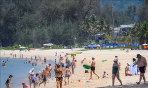 Vừa mở cửa, đảo Phuket ở Thái Lan lại có nguy cơ phải đóng vì COVID-19