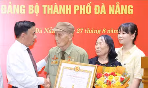 Thường trực Ban Bí thư trao tặng Huy hiệu 80 năm tuổi Đảng cho đảng viên lão thành tại Đà Nẵng