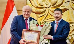 Trao Kỷ niệm chương Vì Hòa bình tặng Đại sứ Áo tại Việt Nam Hans-Peter Glanzer