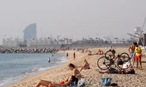 Cấm hút thuốc lá tại các bãi biển ở Barcelona