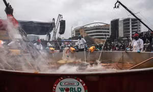 Nồi cơm jollof khổng lồ của Nigeria lập kỷ lục Guinness