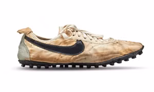 Đôi giày Nike 'Moon Shoes' được bán với mức giá kỷ lục gần 450.000 USD