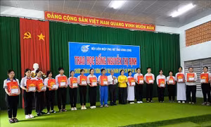 Trao học bổng Nguyễn Thị Định cho học sinh có hoàn cảnh khó khăn tại Vĩnh Long