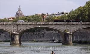 Hạn hán làm lộ cây cầu cổ ở Italy