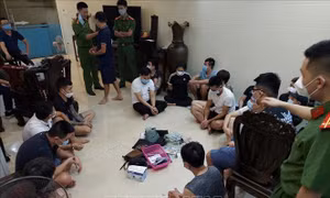 Bắt giữ 10 đối tượng đánh bạc xóc đĩa giữa mùa dịch