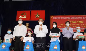 Trao tặng máy tính hỗ trợ học sinh dân tộc Chăm, Khmer học trực tuyến