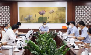 Phó Thủ tướng Vũ Đức Đam khảo sát công tác phòng, chống dịch tại quận Phú Nhuận