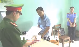 Khởi tố, bắt tạm giam cán bộ xã mạo chữ ký, 'ăn chặn' tiền hỗ trợ hộ nghèo