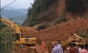Giao thông tê liệt trên tuyến đường nối Cửa khẩu quốc tế Bờ Y với Lào