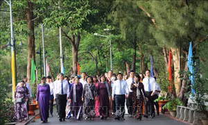 Dâng hương tưởng nhớ các anh hùng liệt sĩ tại Côn Đảo