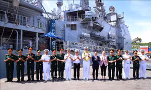 Đoàn tàu sân bay Hải quân Hoa Kỳ thăm thành phố Đà Nẵng