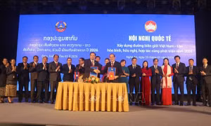 Xây dựng đường biên giới Việt Nam - Lào hòa bình, hữu nghị, hợp tác cùng phát triển