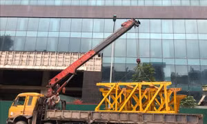 Tập kết thiết bị chuẩn bị tháo dỡ giai đoạn 2 tòa nhà 8B Lê Trực (Hà Nội)