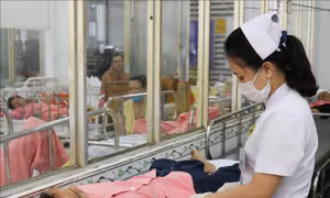 Chín người nhập viện sau va chạm giữa xe khách và xe trộn bê-tông