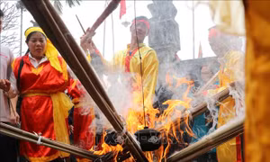Kéo lửa, thổi cơm thi ở hội đình Gia Dụ