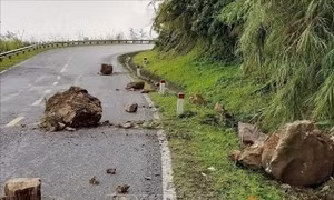 Cảnh báo đá rơi nguy hiểm trên đèo Tằng Quái