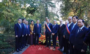 Tổng Bí thư, Chủ tịch nước Tô Lâm dâng hoa tại Tượng Chủ tịch Hồ Chí Minh ở TP Montreuil (Pháp)