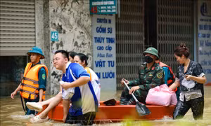 Hà Nội: Công an, quân đội hỗ trợ người dân xã Bát Tràng di chuyển khỏi vùng ngập