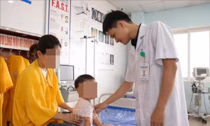 Xử trí thành công bệnh nhi nuốt đinh vít dài 2,5 cm