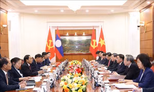 Thường trực Ban Bí thư Trần Cẩm Tú hội đàm với Thường trực Ban Bí thư, Phó Chủ tịch nước Lào