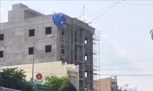 Rơi từ tầng 4 tòa nhà đang xây, 2 người bị tử vong, 1 người nguy kịch