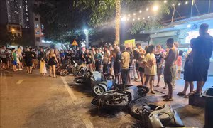 Ô tô tông loạt xe máy tại Bắc Ninh, 2 người bị thương