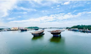 2 tàu cá Quảng Ngãi chở 70 ngư dân hỏng máy, cầu cứu hỗ trợ trên biển