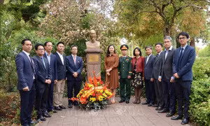 Dâng hoa tưởng niệm Chủ tịch Hồ Chí Minh tại Pháp
