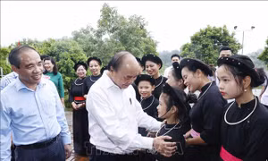 Chủ tịch nước Nguyễn Xuân Phúc thăm CLB hát Then và tặng quà Nghệ nhân ưu tú Ma Văn Đức