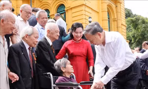 Tổng Bí thư, Chủ tịch nước Tô Lâm gặp mặt cán bộ từng phục vụ Bác Hồ tại Phủ Chủ tịch