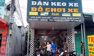 Tạm giữ 2 thanh niên mang súng, dao cùng túi tinh thể màu trắng nghi là ma túy 