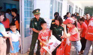 Ấm áp nghĩa tình quân dân trong những ngày Tháng Ba biên giới