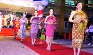 Lưu học sinh Lào vui Tết cổ truyền Bunpimay trên đất Cố đô