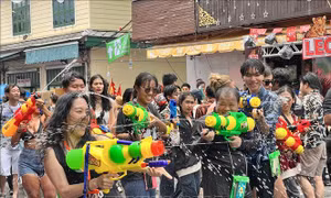 Tưng bừng không khí lễ hội Songkran tại phố Tây Khao San ở Bangkok