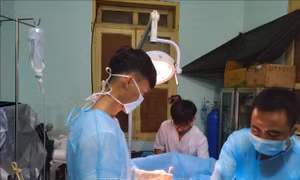 Quân y đảo Sinh Tồn cấp cứu kịp thời ngư dân bị viêm ruột thừa cấp