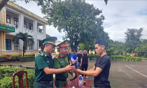 Người dân giao nộp 36 súng tự chế