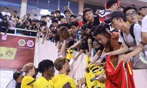 Câu lạc bộ Borussia Dortmund tập làm quen với sân Mỹ Đình