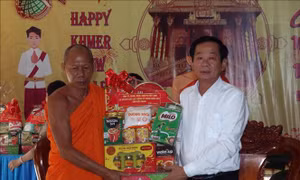 Đầm ấm lễ Sene Dolta của đồng bào Khmer