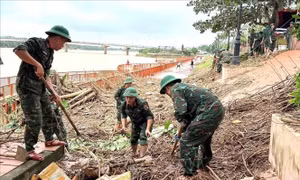 Hình ảnh đẹp của 'Bộ đội Cụ Hồ' trong những ngày mưa lũ