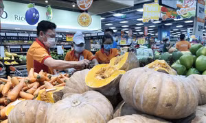 Người dân TP Hồ Chí Minh chọn siêu thị khi hàng chợ tăng giá
