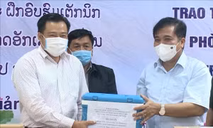 Trao tặng thuốc, vật tư y tế phòng, chống dịch bệnh cho tỉnh Khăm Muộn (Lào)