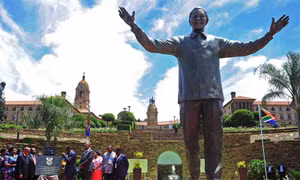 Câu chuyện về bức tượng đồng Nelson Mandela lớn nhất thế giới